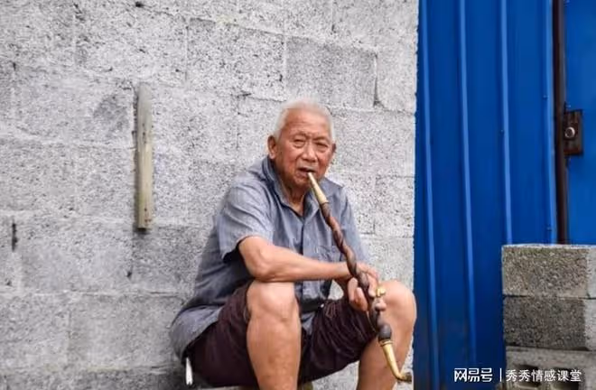 三叔娶了流浪女人,不久後女人悄然離開,可一年後她又回來了