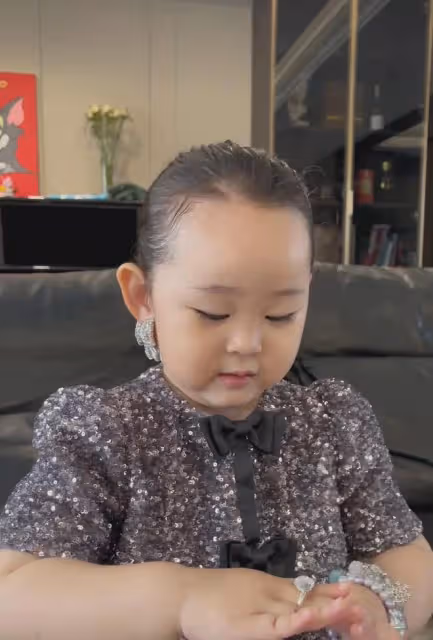 4歲寶寶成功駕馭成熟貴婦風,網友:4歲孩子,有著40歲貴婦的氣質