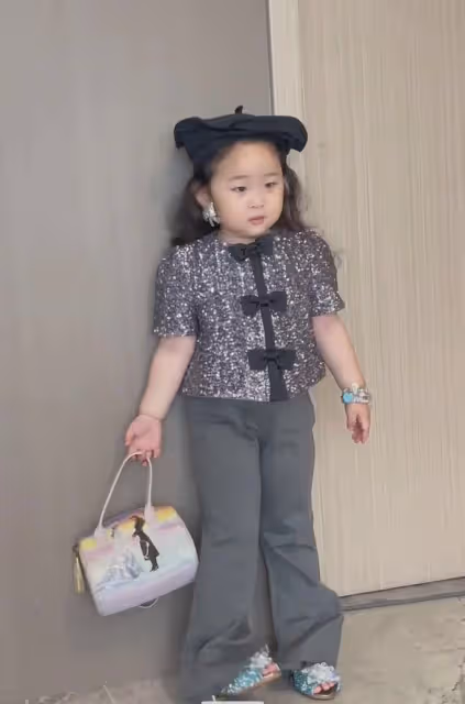 4歲寶寶成功駕馭成熟貴婦風,網友:4歲孩子,有著40歲貴婦的氣質