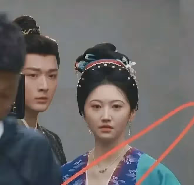 曝景甜疑整容出事故，面部僵硬腫脹，眼睛小一倍，女神慘變悲傷蛙
