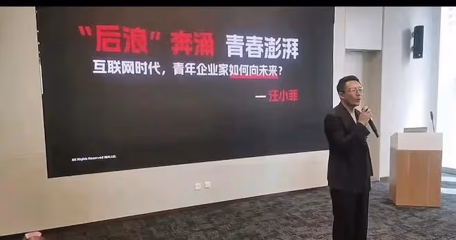 對比好強烈!馬筱梅隨汪小菲參加企業家晚宴,大S宅在家曬自拍照