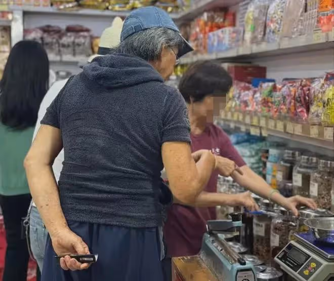 偶遇林子祥葉倩文夫婦購物,76歲林子祥太顯老,葉倩文變得更美了