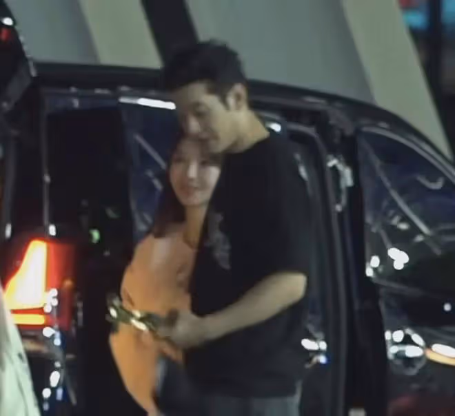 黃曉明金爵獎影帝,葉珂手捧鮮花慶祝,黃教主拿著獎盃都不撒手!