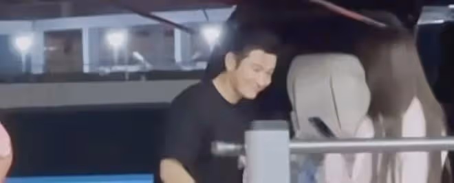 黃曉明金爵獎影帝,葉珂手捧鮮花慶祝,黃教主拿著獎盃都不撒手!