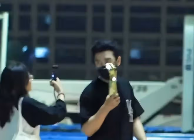 黃曉明金爵獎影帝,葉珂手捧鮮花慶祝,黃教主拿著獎盃都不撒手!