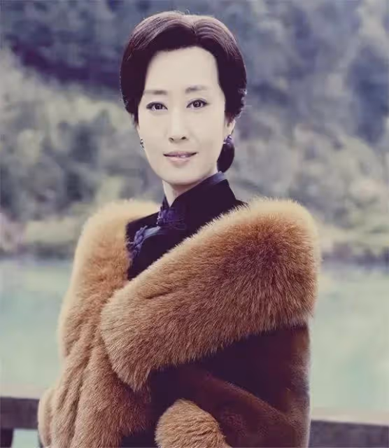「國民大姐」劉敏濤:37歲離婚選擇凈身出戶,如今48歲怎樣了?