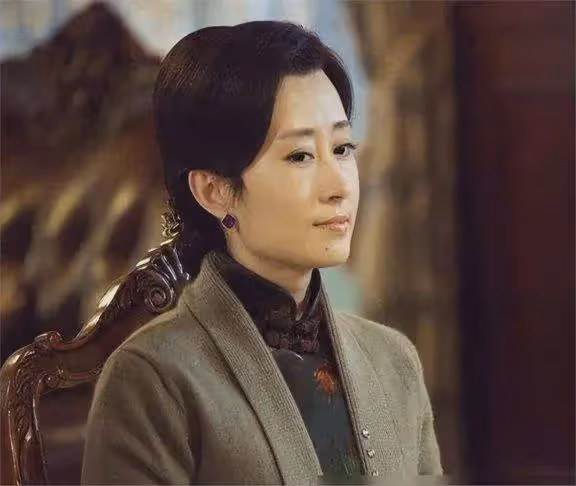 「國民大姐」劉敏濤:37歲離婚選擇凈身出戶,如今48歲怎樣了?