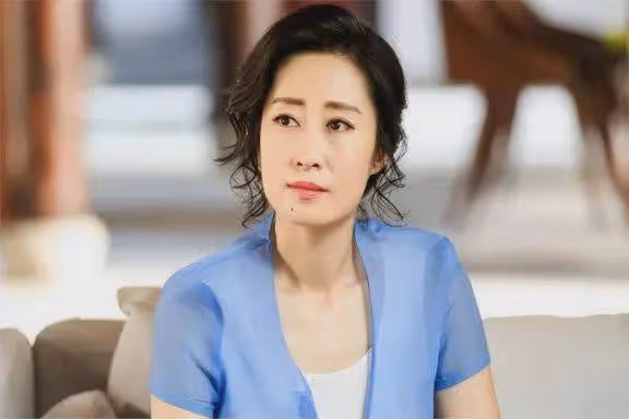 「國民大姐」劉敏濤:37歲離婚選擇凈身出戶,如今48歲怎樣了?