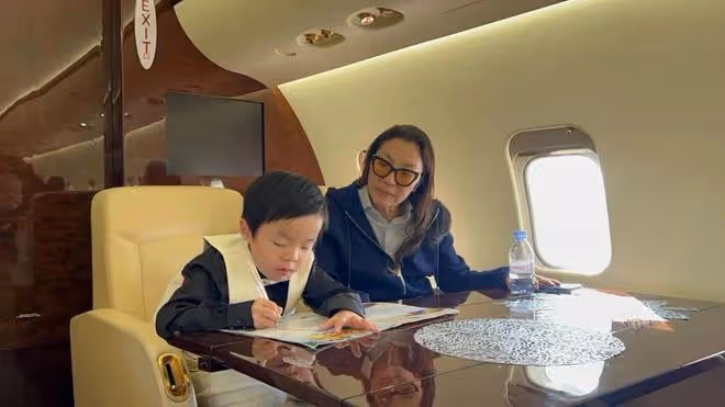 黃奕淪落直播養女兒,前夫兒子卻坐豪華私人飛機,楊紫瓊為他慶生