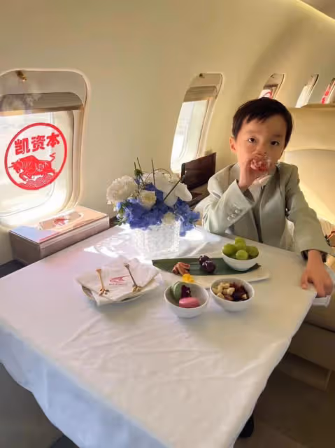 黃奕淪落直播養女兒,前夫兒子卻坐豪華私人飛機,楊紫瓊為他慶生