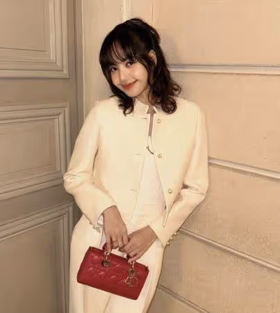 Lisa越愛越大方？巴黎甜蜜約會LVMH三公子　身旁「全是男友家人」