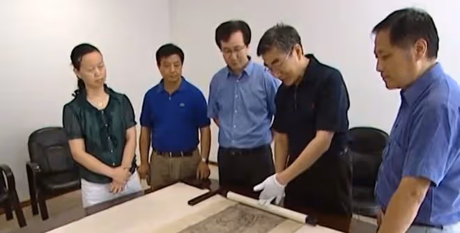 老農拆房子掉出古畫,當廢紙5塊錢賣了,如今竟成5億的鎮院之寶