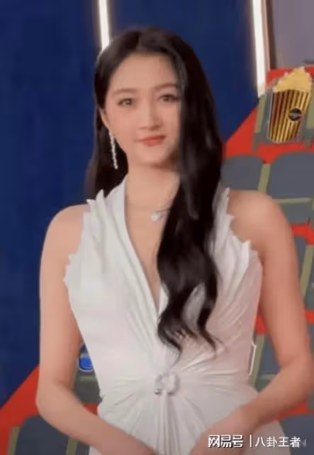 關曉彤有了?膀大腰圓體重飆升,懷孕傳聞滿天飛,與鹿晗奉子成婚