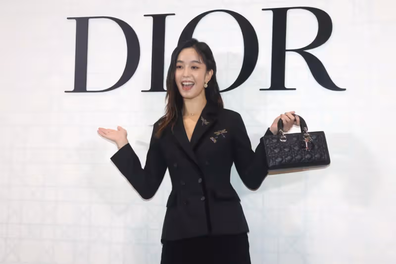 陳庭妮被Dior勾出公主魂　逛新店幫老公買盤子「做早餐給我吃」