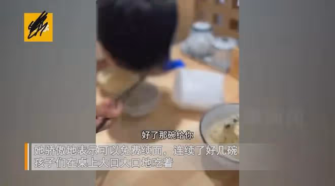 女子帶仨孩子吃拉麵薅羊毛，驕傲稱讚能免費續面，一看桌上太無語
