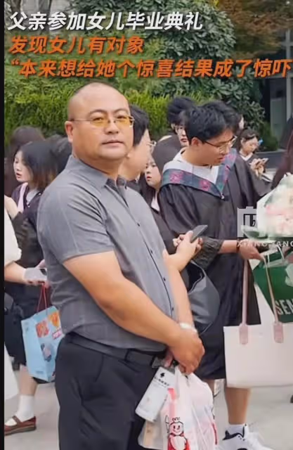 父親參加女兒畢業典禮,發現她有對象:本想給她驚喜,結果成驚嚇