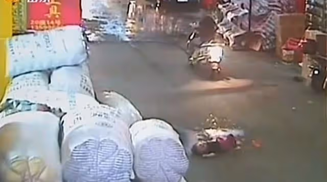 2011年女童被車碾壓,18位路人視而不見,救人的拾荒阿婆如今怎樣