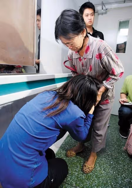 2011年女童被車碾壓,18位路人視而不見,救人的拾荒阿婆如今怎樣