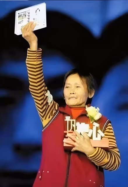 2011年女童被車碾壓,18位路人視而不見,救人的拾荒阿婆如今怎樣