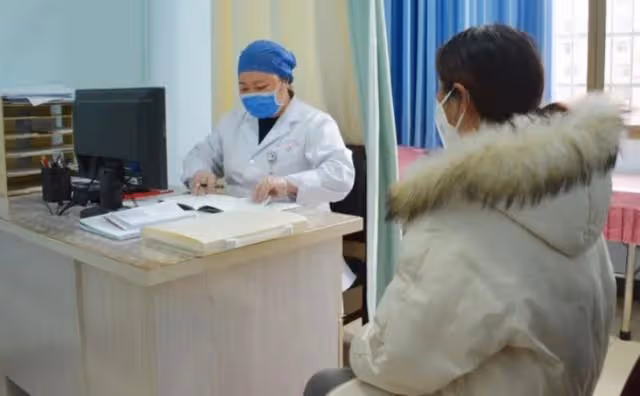 2015年,43歲母親把子宮移植給22歲女兒,8年過去她們怎麼樣了