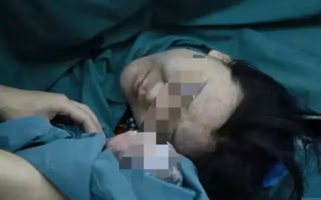 2015年,43歲母親把子宮移植給22歲女兒,8年過去她們怎麼樣了