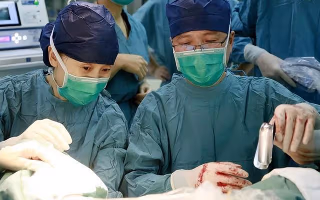 2015年,43歲母親把子宮移植給22歲女兒,8年過去她們怎麼樣了