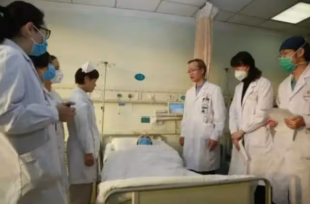 2015年,43歲母親把子宮移植給22歲女兒,8年過去她們怎麼樣了