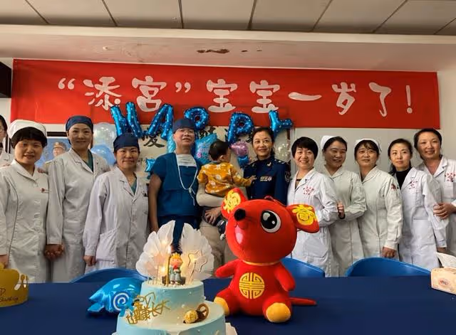 2015年,43歲母親把子宮移植給22歲女兒,8年過去她們怎麼樣了
