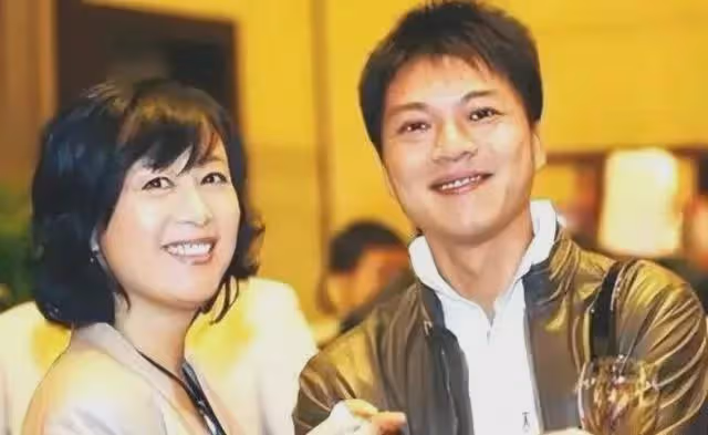 眾星發文告別《玫瑰的故事》:劉亦菲感謝了所有人,萬茜穿編織袋