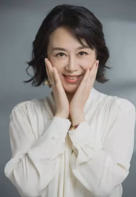 眾星發文告別《玫瑰的故事》:劉亦菲感謝了所有人,萬茜穿編織袋