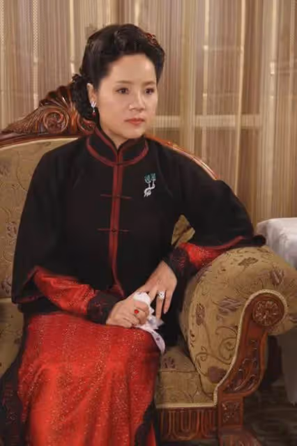 眾星發文告別《玫瑰的故事》:劉亦菲感謝了所有人,萬茜穿編織袋