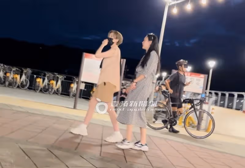 狗仔直擊｜蔡淑臻夜遊約會勝地！175萬特斯拉小白陪伴　乖乖牌破功闖紅燈