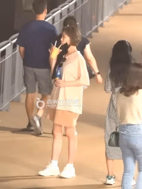 狗仔直擊｜蔡淑臻夜遊約會勝地！175萬特斯拉小白陪伴　乖乖牌破功闖紅燈