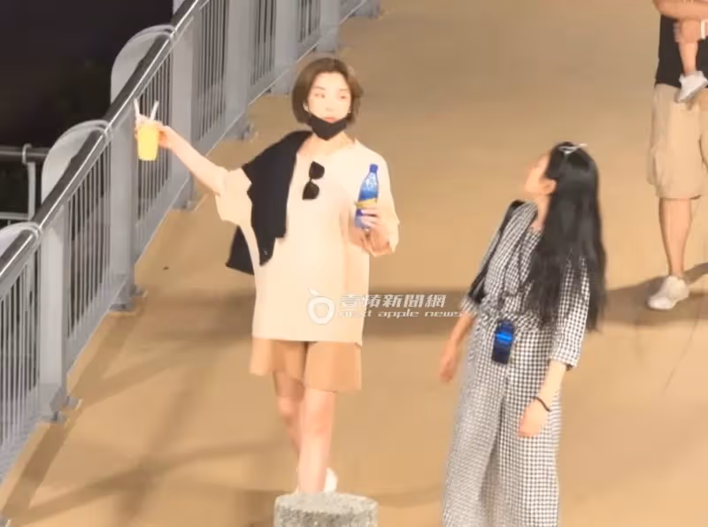 狗仔直擊｜蔡淑臻夜遊約會勝地！175萬特斯拉小白陪伴　乖乖牌破功闖紅燈