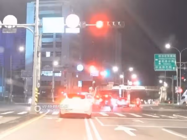 狗仔直擊｜蔡淑臻夜遊約會勝地！175萬特斯拉小白陪伴　乖乖牌破功闖紅燈