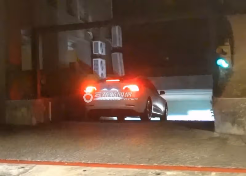 狗仔直擊｜蔡淑臻夜遊約會勝地！175萬特斯拉小白陪伴　乖乖牌破功闖紅燈