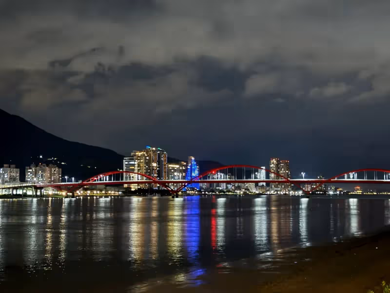 狗仔直擊｜蔡淑臻夜遊約會勝地！175萬特斯拉小白陪伴　乖乖牌破功闖紅燈