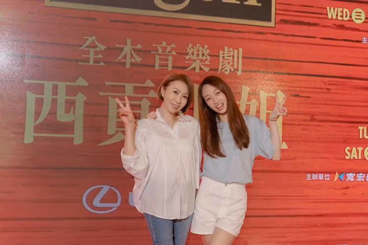 李翊君攜女兒香奈兒朝聖《西貢小姐》　最想看直升機降落劇院