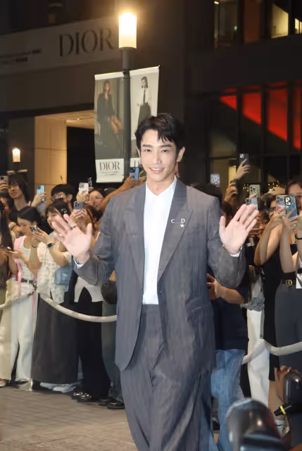 王淨為DIOR踩13公分高跟鞋俏麗亮相　劉以豪興奮見偶像