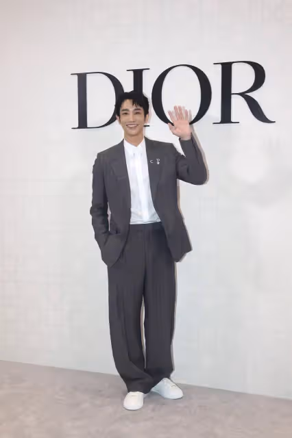 王淨為DIOR踩13公分高跟鞋俏麗亮相　劉以豪興奮見偶像