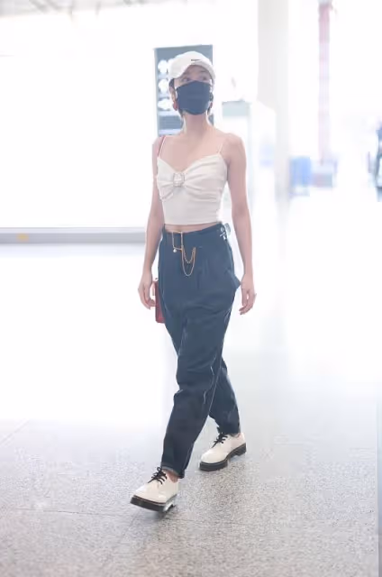好身材就是要秀出來！藍盈瑩穿蝴蝶弔帶衣顯出「螞蟻腰」，真撩人