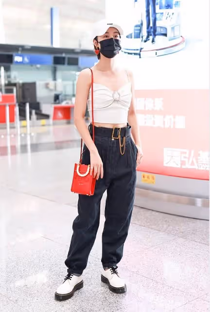 好身材就是要秀出來！藍盈瑩穿蝴蝶弔帶衣顯出「螞蟻腰」，真撩人