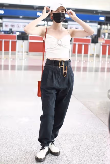 好身材就是要秀出來！藍盈瑩穿蝴蝶弔帶衣顯出「螞蟻腰」，真撩人