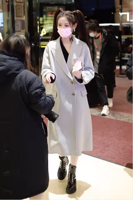 30歲的張予曦咋還這麼可愛，穿大衣配雙馬尾，發量「驚人」好羨慕
