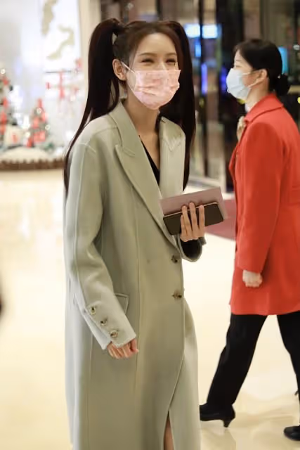 30歲的張予曦咋還這麼可愛，穿大衣配雙馬尾，發量「驚人」好羨慕