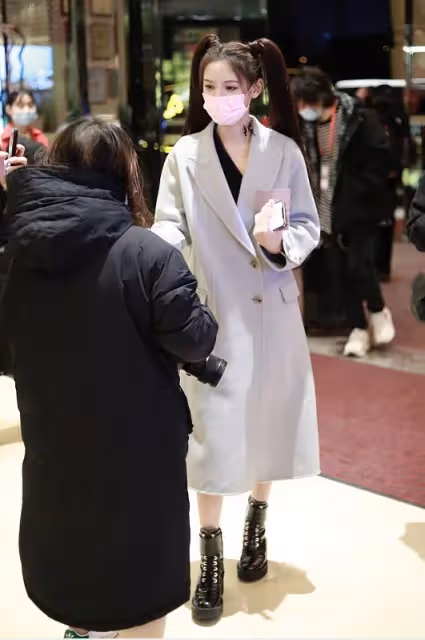 30歲的張予曦咋還這麼可愛，穿大衣配雙馬尾，發量「驚人」好羨慕
