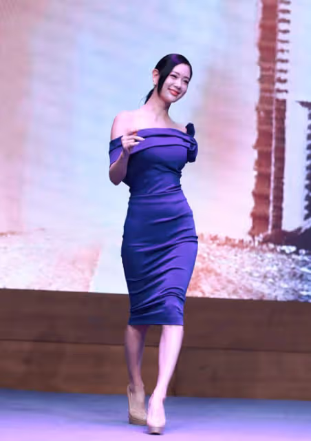 真羨慕克拉拉的身材，穿緊身裙「凹凸有致」，側身看曲線更飽滿