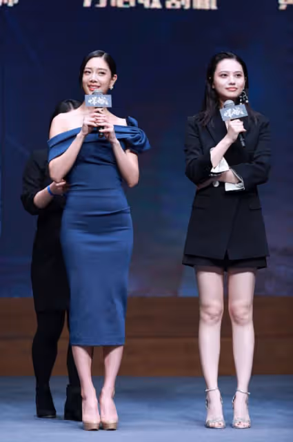 真羨慕克拉拉的身材，穿緊身裙「凹凸有致」，側身看曲線更飽滿
