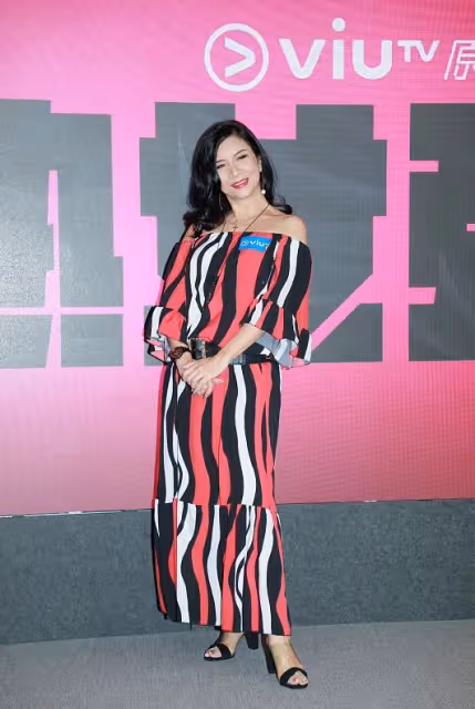 吳家麗真不在意年齡，歲數大了也要穿得花里胡哨，可配濃妝還挺美