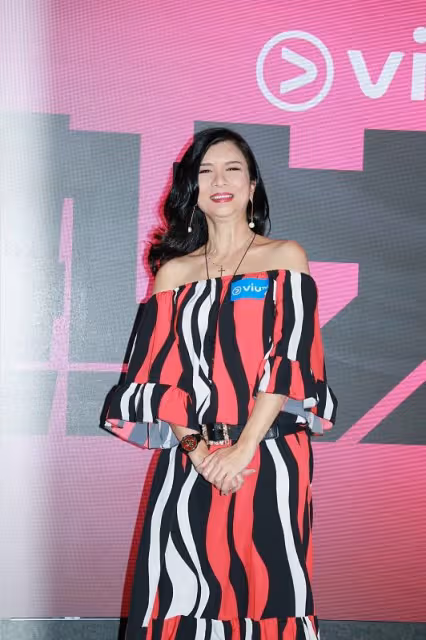 吳家麗真不在意年齡，歲數大了也要穿得花里胡哨，可配濃妝還挺美